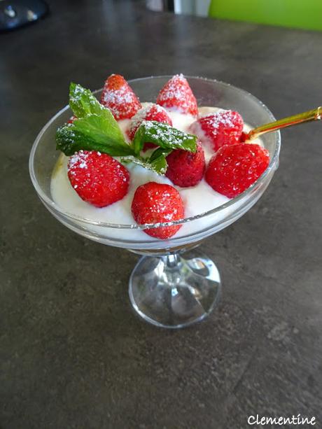 Fromage blanc, compote de pommes sans sucre et fraises