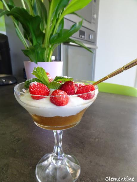 Fromage blanc, compote de pommes sans sucre et fraises