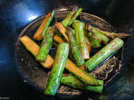 Un air de Japon – Asperges vertes à la sauce de soja et au poivre