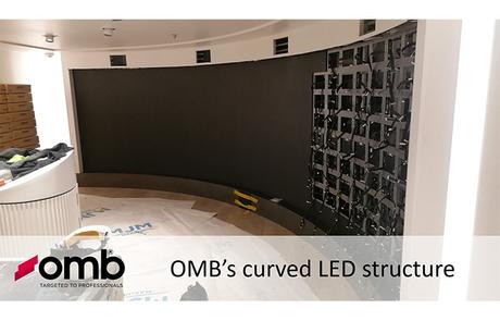 Un mur de LED courbe installé dans un yacht grâce aux supports OMB