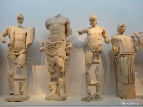 Boulettes grecques aux courgettes et kefalotyri avec dip aux herbes Boulettes grecques aux courgettes et kefalotyri avec dip aux herbes