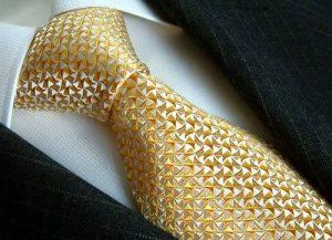Porter une cravate de luxe en soie italienne
