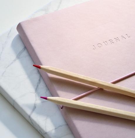 notebook carnet rose pastel blanc crayon bois