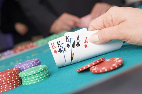 Poker en ligne : liste des combinaisons au poker, ne ratez plus une quinte flush