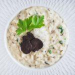 Attention, recette à tomber! Un risotto extra crémeux et filant grâce à la burrata et une saveur délicieuse de truffe noire. Digne d'un grand chef!