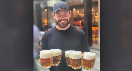 Craft beer – Une très bonne photo de Michal Kempny tenant cinq pichets de bière
 – Bière blonde