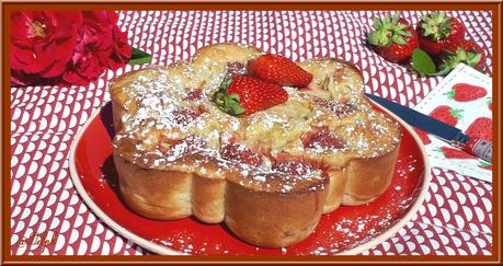 Gâteau moelleux à la rhubarbe et aux fraises