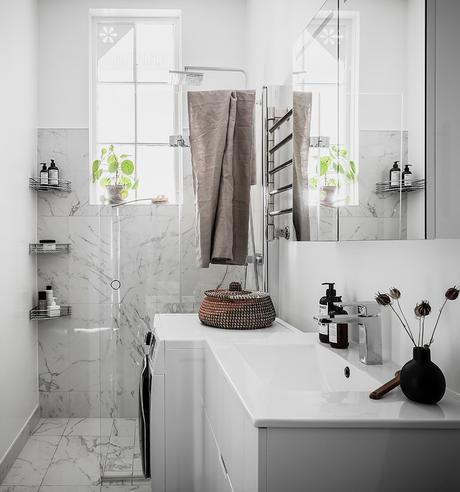 salle de bain marbre blanc porte vitre