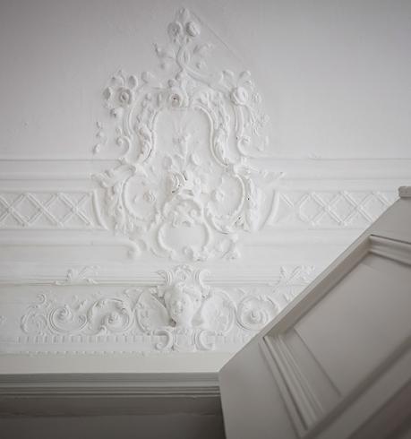 moulure plafond peinture blanche déco intérieure maison scandinave