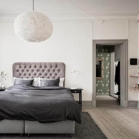 Un appart suédois aux tons verts renversant déco intérieure sobre luxueux vintage tête de lit velours gris perle planche bois