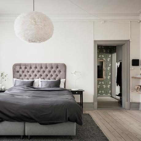 déco intérieure sobre luxueux vintage tête de lit velours gris perle planche bois