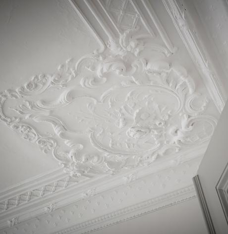 moulure plafond peinture blanche salon déco intérieure appartement scandinave