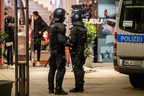 Allemagne : Une dizaine d’agents de police blessés dans des émeutes à Stuttgart Allemagne : Une dizaine d’agents de police blessés dans des émeutes à Stuttgart