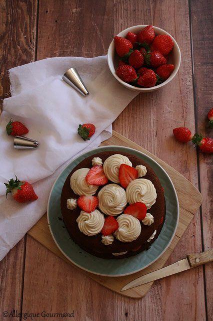 Gâteau à étages chocolat - crème vanillée - fraises { sans gluten, sans lait, sans œufs }