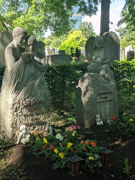 Westfriedhof Munich — 16 Pics from modern to classic