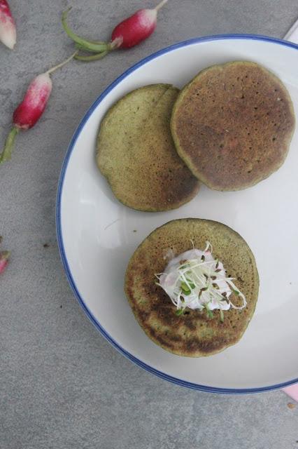 Cuillère et saladier : Pancakes aux fanes de radis (vegan)