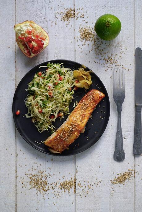 saumon laqué à l'asiatique et salade de chou pointu saumon cuit au four , saumon de France , salade de chou