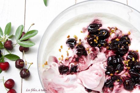 Crème de yaourt grec et compotée de cerises