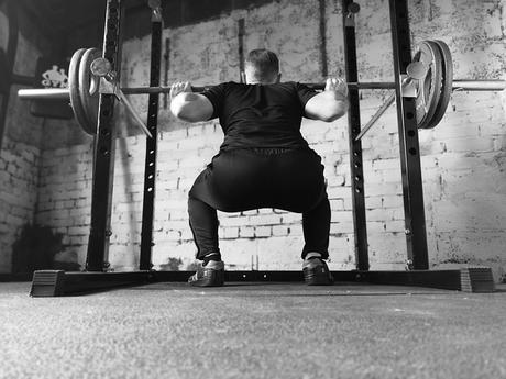 Comment soulever plus lourd au squat à la muscu ?