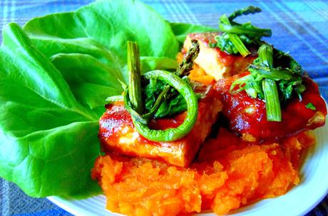Tempeh et asperges sur patates douces pour l'apéro Tempeh et asperges sur patates douces pour l'apéro