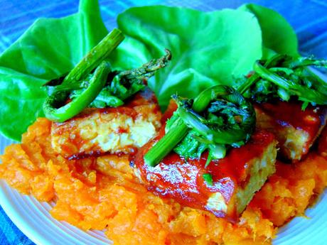 Tempeh et asperges sur patates douces pour l'apéro Tempeh et asperges sur patates douces pour l'apéro