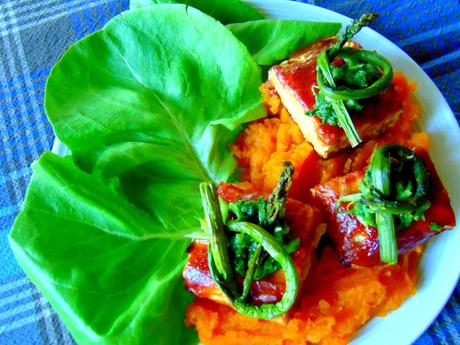 Tempeh et asperges sur patates douces pour l'apéro Tempeh et asperges sur patates douces pour l'apéro