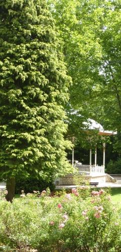 estime-toi heureux,aux grands jours,quatre songeries du ciel ouvert,épilogue,©club,©orage lagune express,©blog littéraire de christian cottet-emard,été,parc,bancs publics,kiosque à musique,fontaine,arbres,feuillages,christian cottet-emard,dépôt n°,archive n°,office notarial m,empreinte électronique n°,n°ISSN 2266-3959,parc rené nicod,oyonnax,ain,rhône-alpes auvergne,haut bugey,france,europe