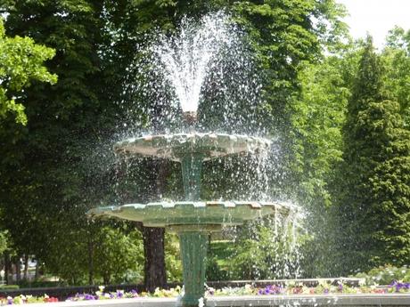 estime-toi heureux,aux grands jours,quatre songeries du ciel ouvert,épilogue,©club,©orage lagune express,©blog littéraire de christian cottet-emard,été,parc,bancs publics,kiosque à musique,fontaine,arbres,feuillages,christian cottet-emard,dépôt n°,archive n°,office notarial m,empreinte électronique n°,n°ISSN 2266-3959,parc rené nicod,oyonnax,ain,rhône-alpes auvergne,haut bugey,france,europe