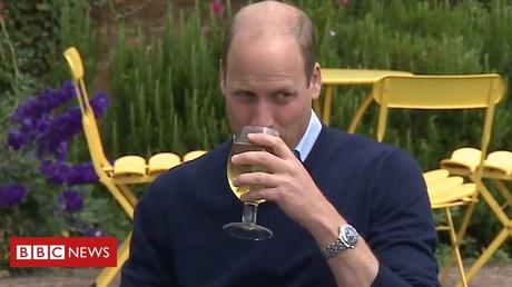 Bière artisanale – Le prince William aime le cidre et les frites dans le café en plein air du pub Norfolk
 – Bière noire