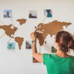 Une super idée pour utiliser ses photos de voyage et décorer son chez soi: une carte du monde en liège pour accrocher ses souvenirs de voyage.