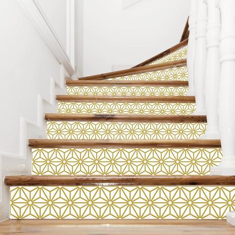 escalier bois revêtement papier adhésif jaune moutarde effet carrelage déco lumineuse