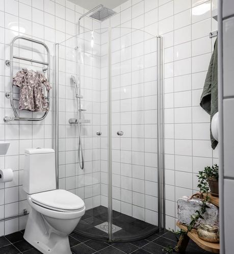 salle de bain douche italienne minimaliste noir blanche ronde demi lune