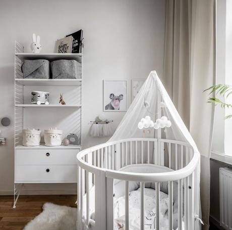 chambre bébé lit berceau blanc barreaux style scandinave bibliothèque caisson rangement string furniture