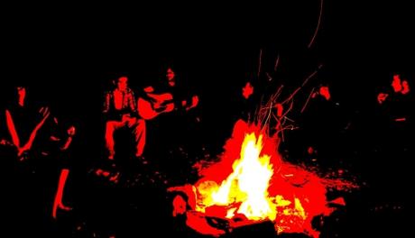 mariage d'automne, christian cottet-emard, éditions germes de barbarie, le fleix, périgord, aquitaine, blog littéraire de christian cottet-emard,feu de camps,guitare,forêt,nuit,étoiles,voûte céleste,fête,été,genévrier,sapin,cyclomoteur,honda amigo,braise,septième symphonie de Mahler,Nachtmusik,andante amoroso,épicéa,cigarettes,bière,vin,piquette,sandwich,saucisse,pain,baguette,tente,camping,usine