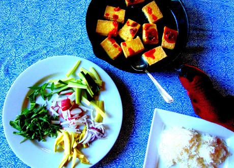 Tofu asiatique avec sauce et crudités