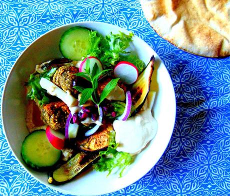 Bol méditerranéen avec houmos, falafels et légumes grillés