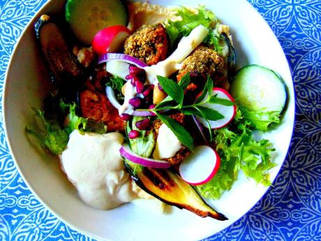 Bol méditerranéen avec houmos, falafels et légumes grillés Bol méditerranéen avec houmos, falafels et légumes grillés