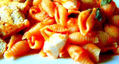 Pâtes avec sauce tomates crues 