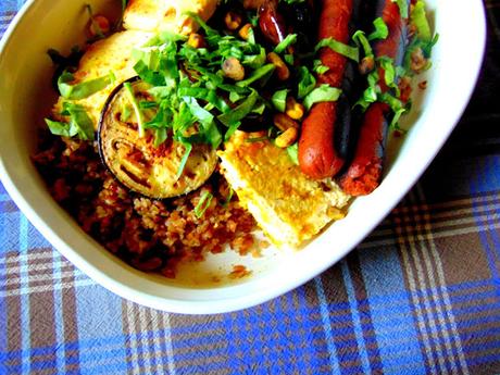 Tofu et saucisse végétale sur boulgour avec aubergines grillées et taboulé Tofu et saucisse végétale sur boulgour avec aubergines grillées et taboulé