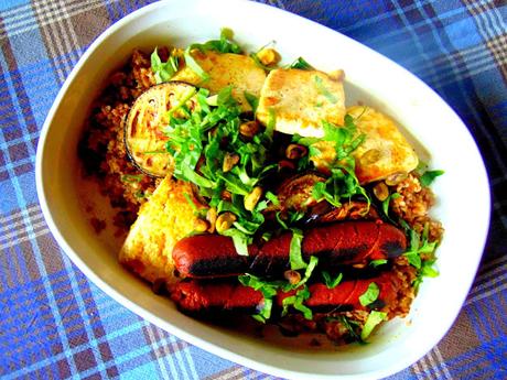 Tofu et saucisse végétale sur boulgour avec aubergines grillées et taboulé Tofu et saucisse végétale sur boulgour avec aubergines grillées et taboulé