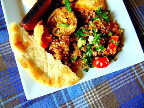 Tofu et saucisse végétale sur boulgour avec aubergines grillées et taboulé