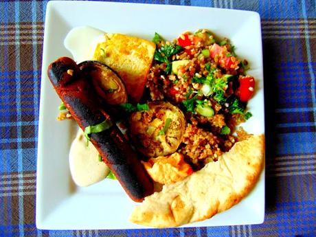 Tofu et saucisse végétale sur boulgour avec aubergines grillées et taboulé Tofu et saucisse végétale sur boulgour avec aubergines grillées et taboulé