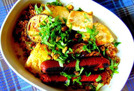 Tofu et saucisse végétale sur boulgour avec aubergines grillées et taboulé Tofu et saucisse végétale sur boulgour avec aubergines grillées et taboulé