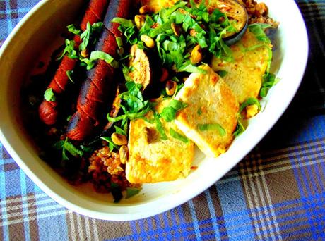 Tofu et saucisse végétale sur boulgour avec aubergines grillées et taboulé Tofu et saucisse végétale sur boulgour avec aubergines grillées et taboulé