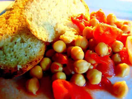 Pois chiches à la tomate sur tartines de pain grillé