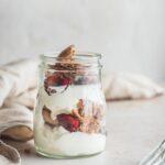 Voici une recette très simple pour utiliser des macarons ratés: un eton mess à base de yaourt grec, mascarpone, fruits et de coques de macarons ratés bien sûr.