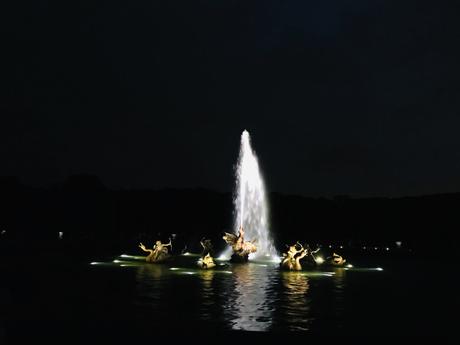 (Rendez-vous de l’été) Les Grandes Eaux Nocturnes à Versailles : un florilège de féérie royale à profiter jusqu’à la tombée de la nuit ni et