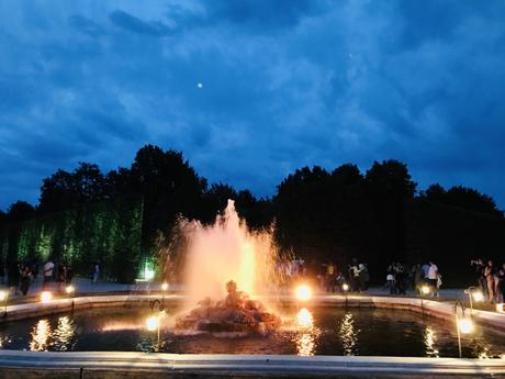 (Rendez-vous de l’été) Les Grandes Eaux Nocturnes à Versailles : un florilège de féérie royale à profiter jusqu’à la tombée de la nuit ni et