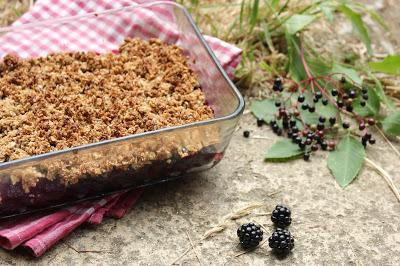 Cuillère et saladier : Crumble mûres et sureau (vegan, sans gluten)