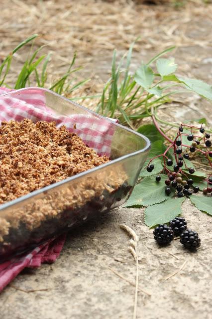 Cuillère et saladier : Crumble mûres et sureau (vegan, sans gluten)